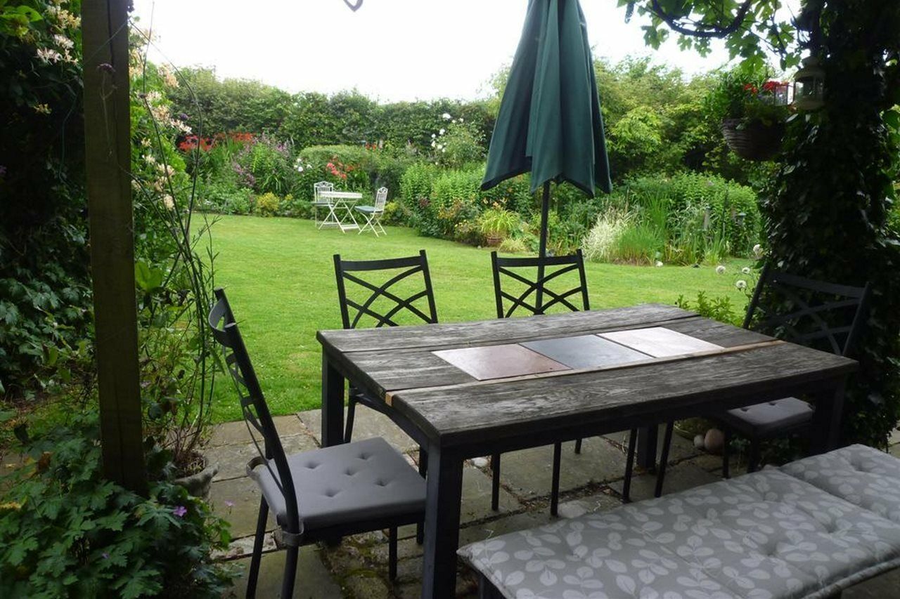 Manor Cottage Bed And Breakfast Windsor Exterior photo